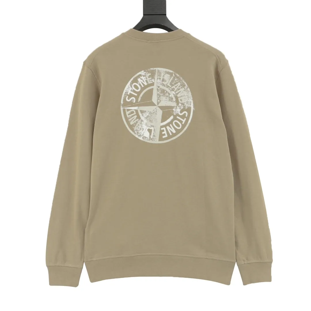 P440 Stone Island 25FW reflective letter round neck sweatshirt is made of high-quality pure cotton fabric, which is not only soft to the touch, without any itch when close to the skin, but also has excellent performance. Moreover, the fabric has been specially treated to be wear-resistant and can still maintain good shape and color after multiple washes. The classic round neck design is simple and elegant, adapting to various face shapes and facial lines. The exquisite stitching on the cuffs and hem demonstrates the brand's ultimate pursuit of details. It is strong and durable and will not easily come off. Size: S-XL